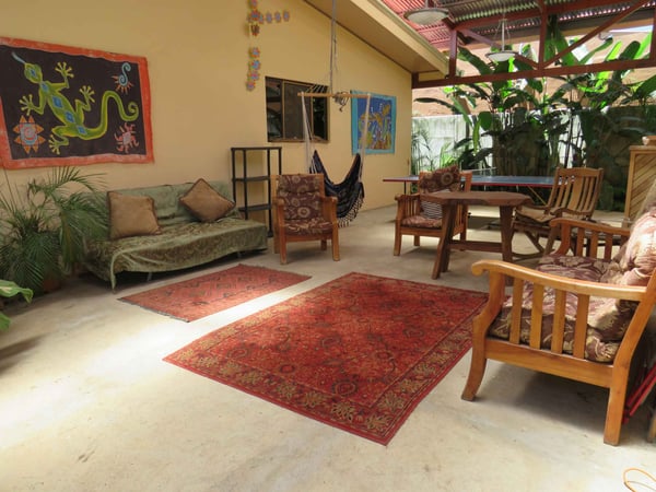 AIFS-Freiwilligenarbeit-Costa-Rica-Esparza-Unterkunft-aussen-aufenthaltsbereich-couch