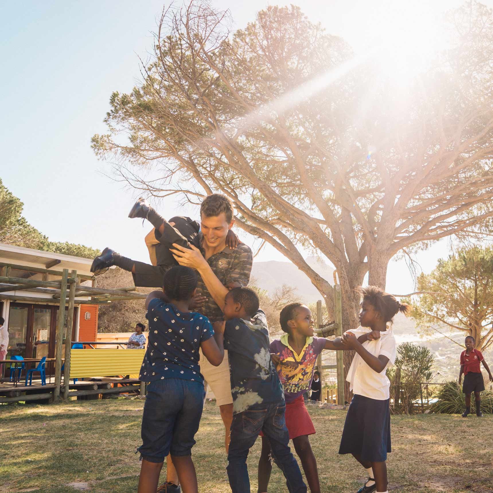 AIFS-Freiwilligenarbeit-Suedafrika-Volunteer-Kinderbetreuung-Kinder-engagieren-spielen-Spaß-Freude