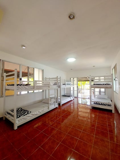 AIFS-Freiwilligenarbeit-Thailand-Unterkunft-Schlafzimmer-Betten-Mehrbettzimmer-Balkon