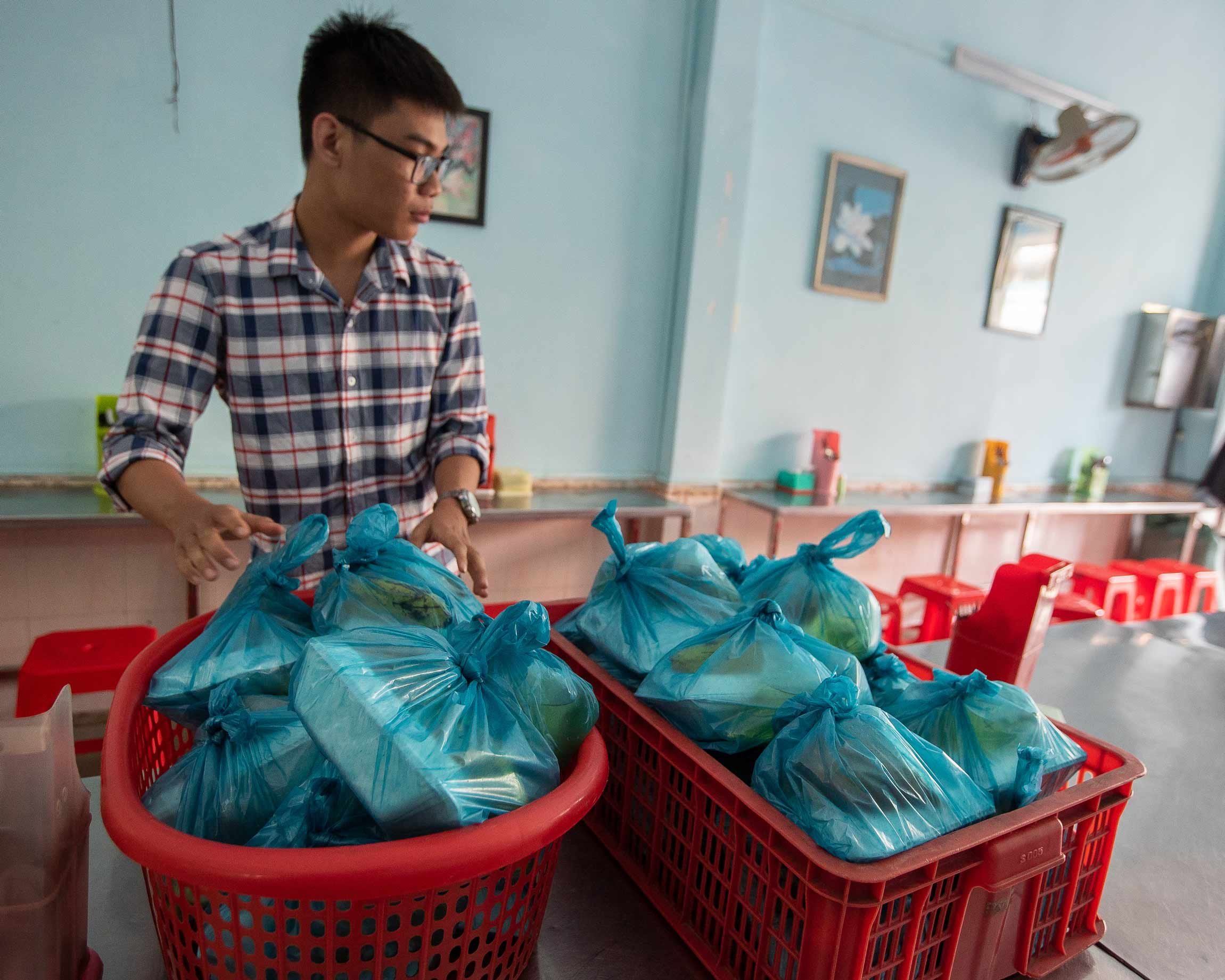 AIFS-Freiwilligenarbeit-Vietnam-Person-Volunteer-Essen-vorbereiten-Food-Shop-Essen-verteilen