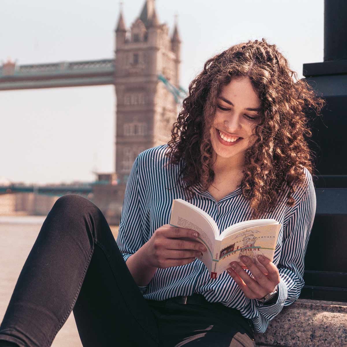 AIFS-studieren in England-Person-London-Tower-Bridge-Lernen-lesen-1x1