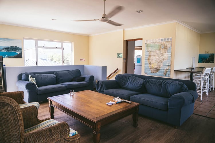 AIFS-freiwilligenarbeit-Südafrika-hout-bay-backpacker-lodge-unterkunft-aufenthaltsraum-couch