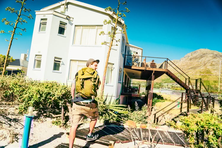 AIFS-freiwilligenarbeit-Südafrika-hout-bay-backpacker-lodge-unterkunft-person-volunteer-garten