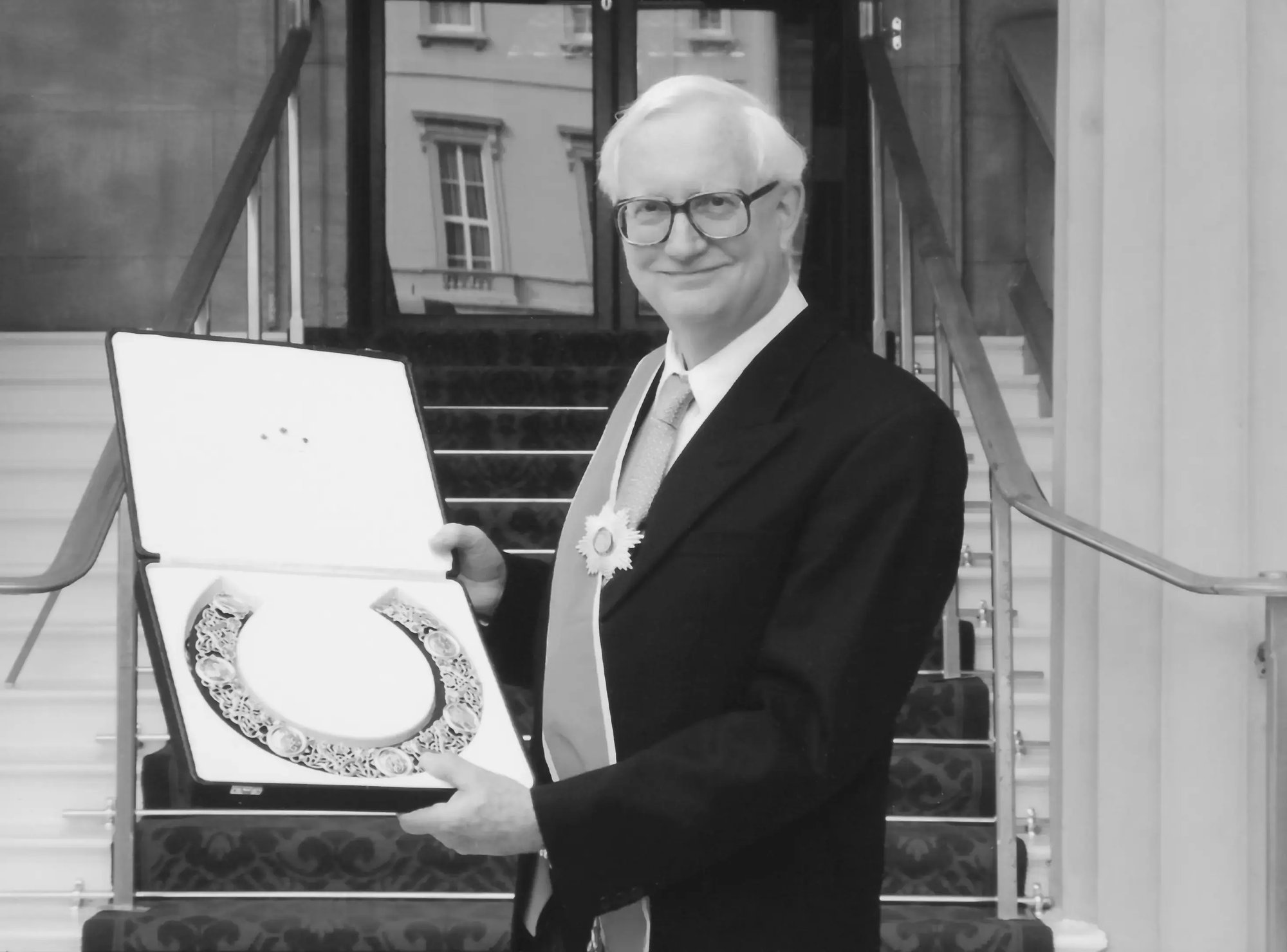 Sir Cyril Taylor mit seiner goldenen Kette, die er bei seinem zweiten Ritterschlag erhalten hat.