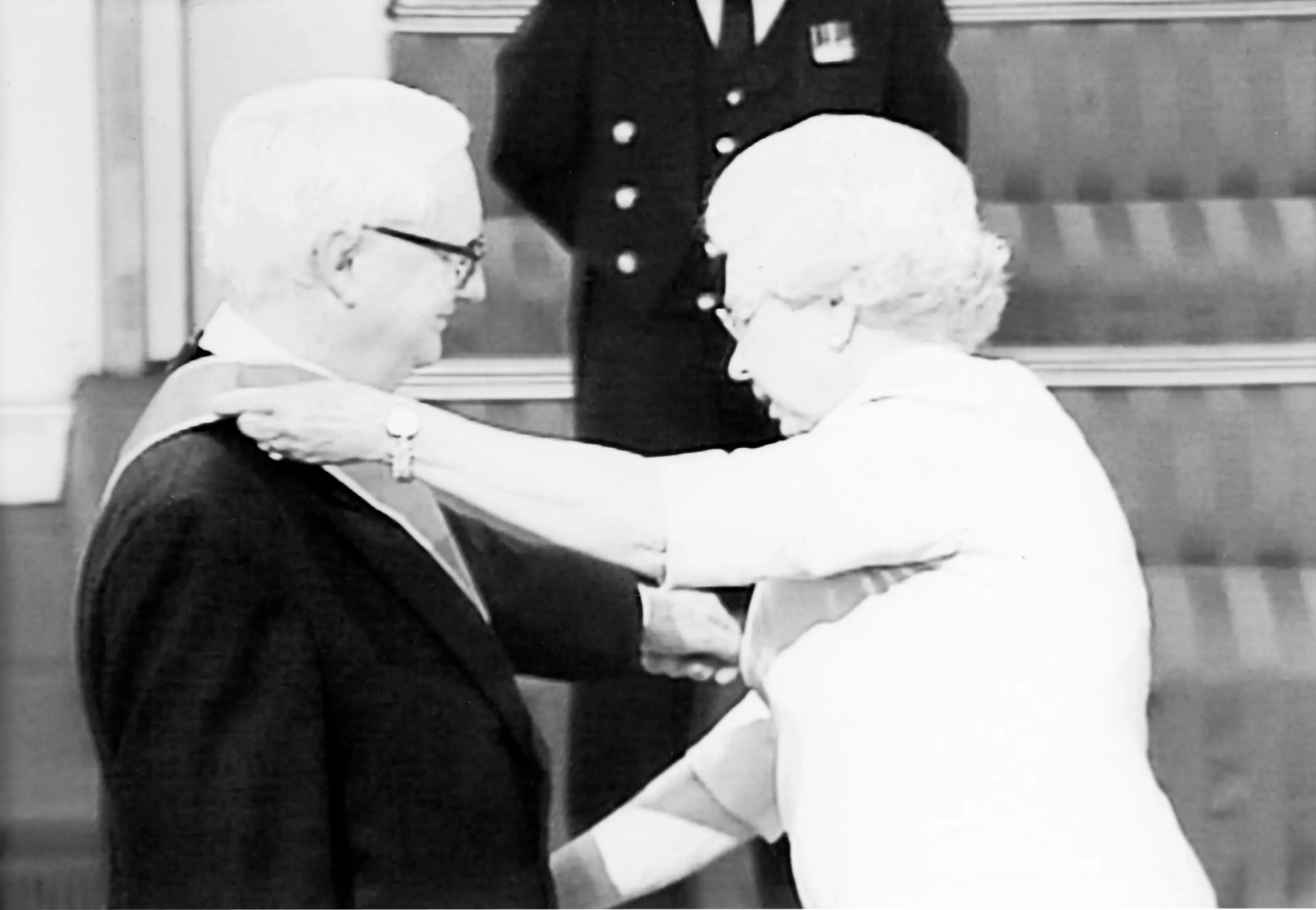 Sir Cyril Taylor wird von der Queen zum Ritter geschlagen.
