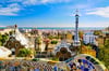 Ein Foto aus dem Park Güell mit Blick auf Barcelona und dem Meer im Hintergrund.