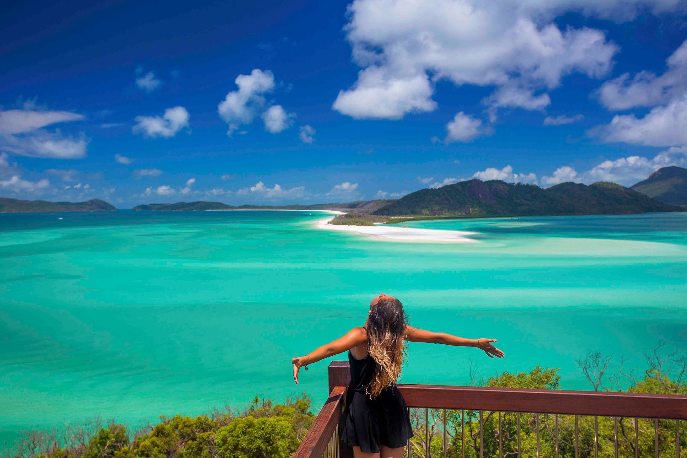 Eine AIFS Teilnehmende vor türkisblauem Wasser während des Adventure Trips in Australien