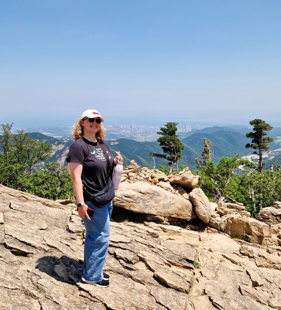 Person auf einem Berg Seoraksan National Park bei der Abenteuerreise in Südkorea mit AIFS