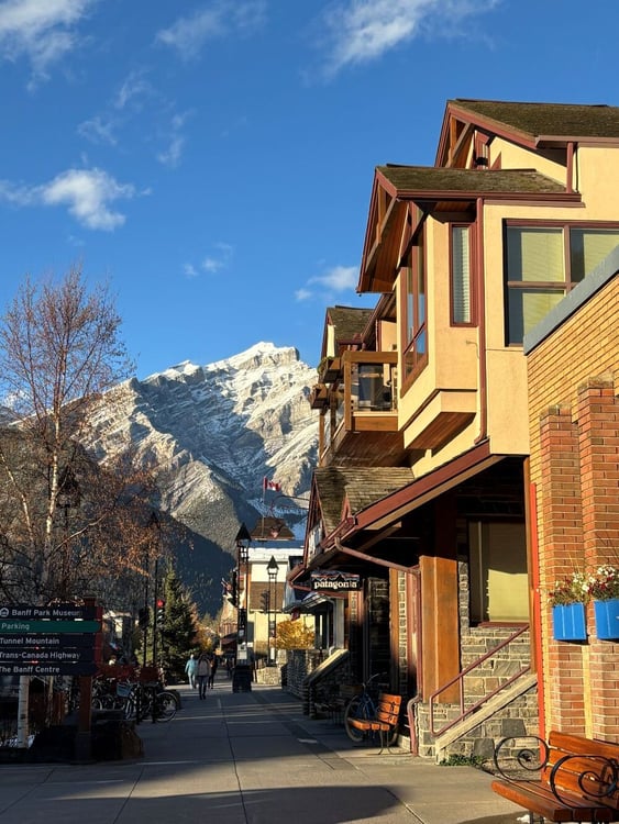Straße in Banff und Bergen im Hintergrund mit AIFS