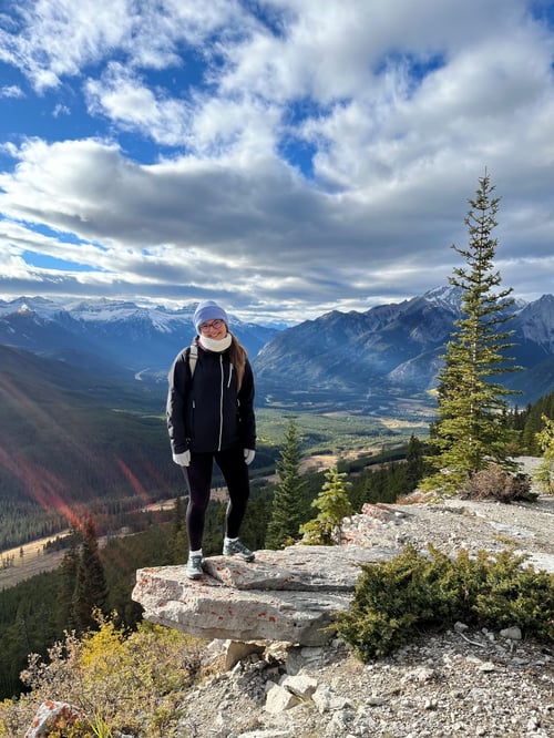 AIFS Au Pair beim wandern in den Bergen Kanadas