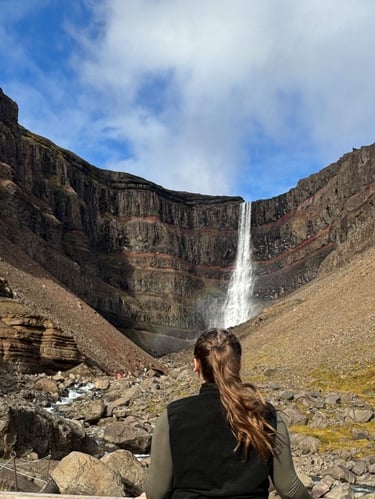 AIFS Au Pair in Island vor einem Wasserfall