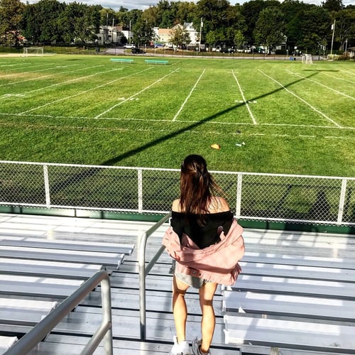 ugc-au-pair-usa-lisac-stadion-treppe-@lilycev04