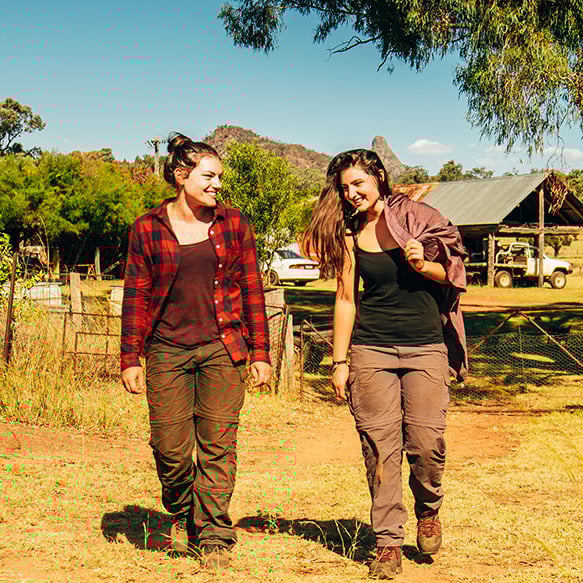 AIFS-Teilnehmer-Farmwork-Australien-Paulina-Adriana-arbeiten-auf-einer-farm-1