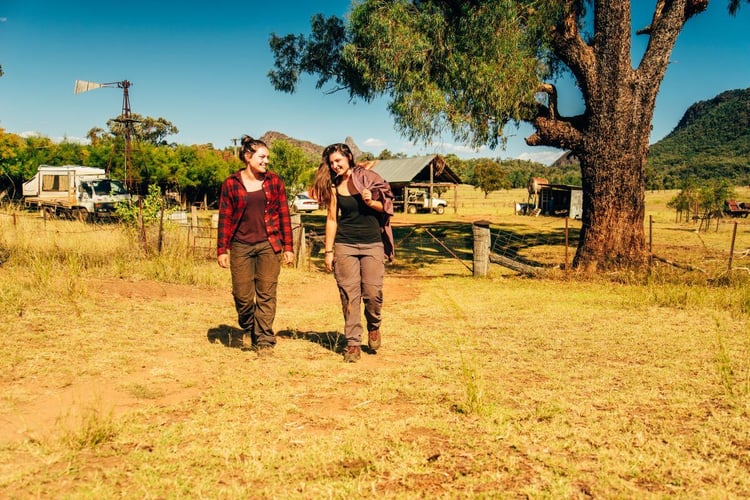 Zwei Arbeiterinnen auf einer Ranch