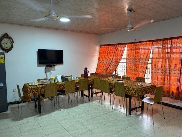 Der Aufenthaltsraum in der Unterkunft beim Freiwilligenprojekt in Ghana mit AIFS