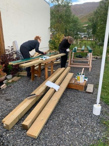 Volunteers streichen Holz beim Freiwilligenprojekt Forest and Beach in Island mit AIFS