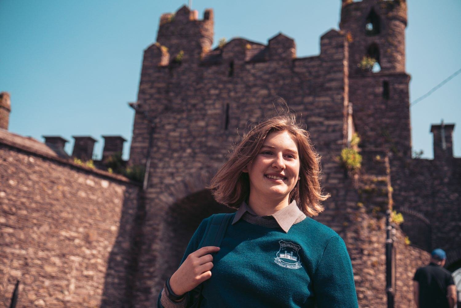Eine Person vor einer Burg in Irland mit einem Schüleraustausch mit AIFS