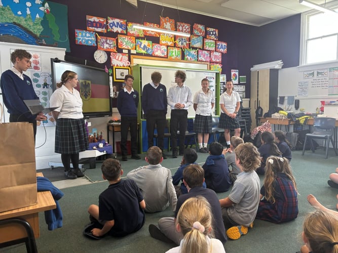 Schülerinnen und Schüler während eines Vortrags in der Westland High School in Neuseeland