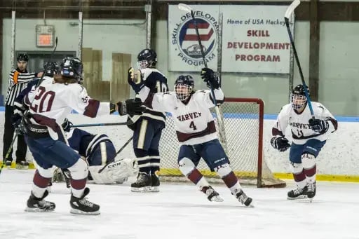 aifs-schueleraustausch-usa-the-harvey-school-hockey-spieler