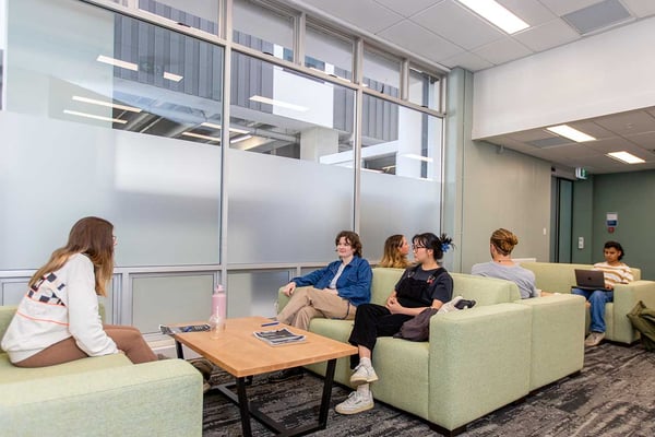 Die Unterkunft Park Towers bei der AIFS Sprachreise nach Neuseeland: Aufenthaltsraum mit Sofas