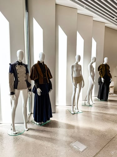 Studieren-in-Spanien-LCI Barcelona-Ausstellung-Kleidung