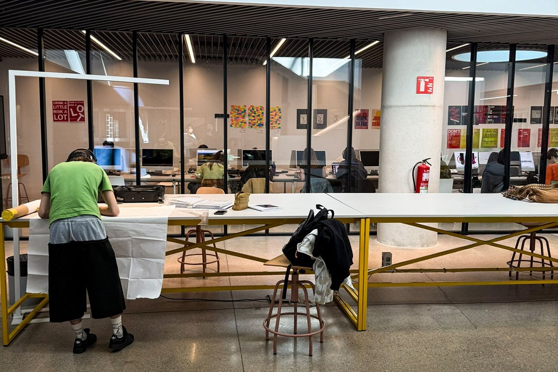 Studieren-in-Spanien-LCI Barcelona-Design-Desk