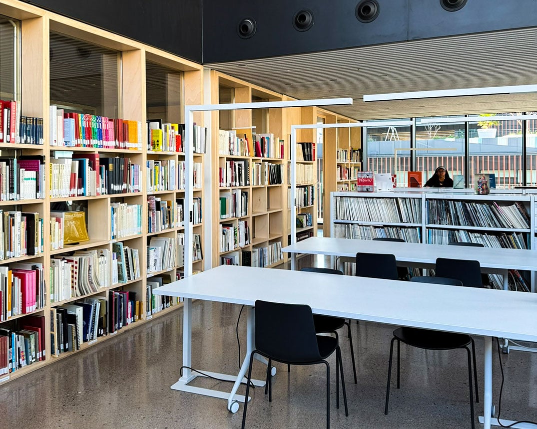 Studieren-in-Spanien-LCI Barcelona-Library-Desks