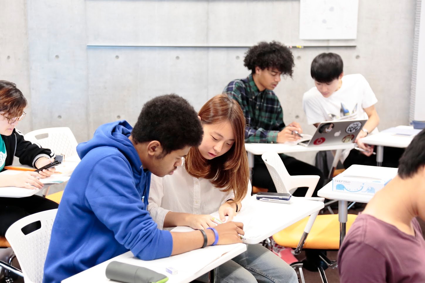 Ein Foto von mehreren Personen am studieren an der Yamanashi Gakuin University in Japan