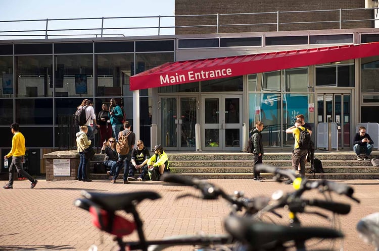 Eingang zum Hauptcampus der Edinburgh Napier University in Edinburgh, Schottland