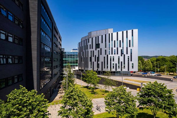 Außenansicht eines Gebäudes auf dem Hauptcampus der Edinburgh Napier University
