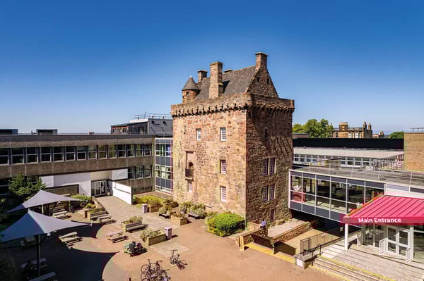 Haupteingang und Innenhof der Edinburgh Napier University in Edinburgh, Schottland