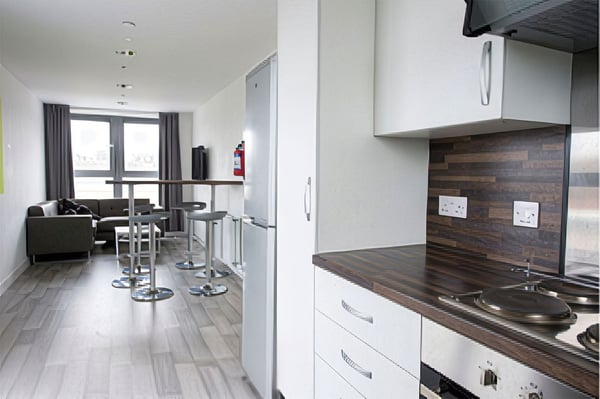 Gemeinschaftsküche für vier Studentenzimmer an der Edinburgh Napier University in EdinburghNapier University_Unterkunft_Gemeinschaftsküche Firefly Upscaler 4x Skalierung