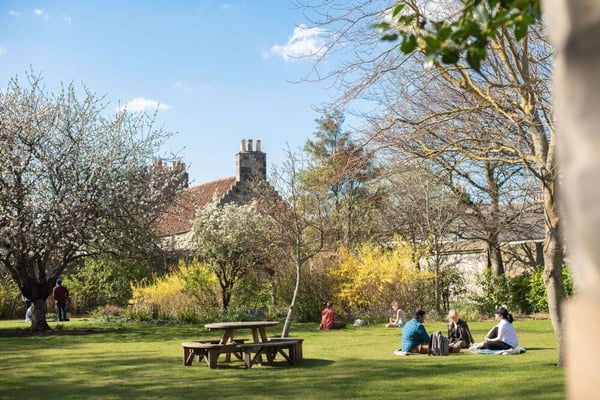 aifs-studieren-im-ausland-schottland-partnerfotos-st-andrews-university-studierende-campus (2)