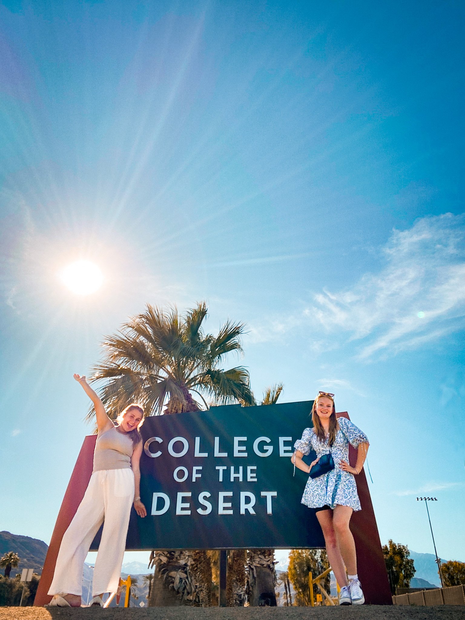 Zwei Studentinnen von AIFS vor dem College of the Desert Sign in den USA.