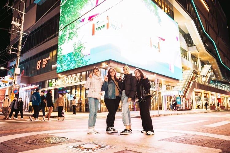 Belebte Einkaufsstraße in Südkorea