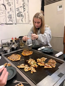 AIFS Teilnehmerin beim Kochworkshop im Rahmen der Orientation für das Winter Work Japan Programm.