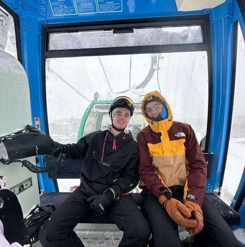 Zwei Teilnehmer im Lift beim AIFS Winter Work in Japan Programm