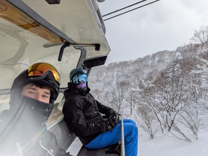Zwei Teilnehmer im Skilift beim AIFS Winter Work in Japan Programm