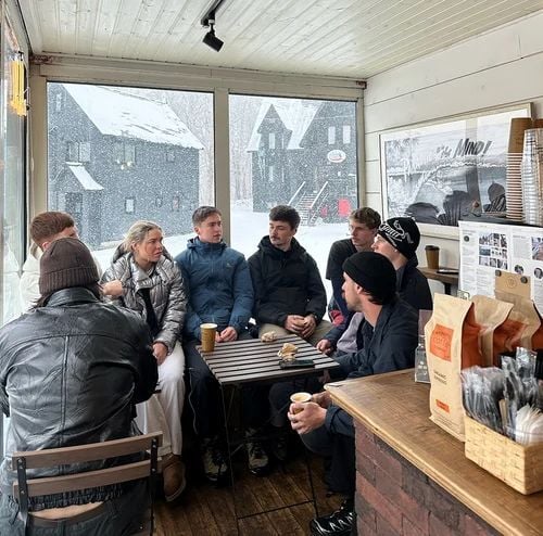 Teilnehmende während der Mittagspause beim AIFS Winter Work in Japan Programm