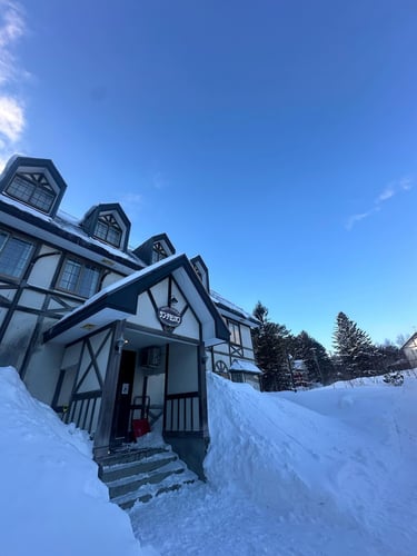 Ein Haus im Schnee in Japan.
