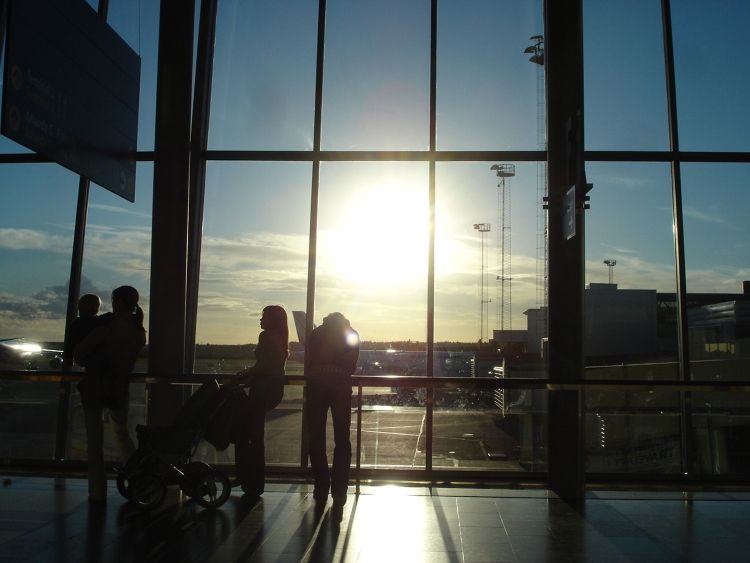 Warten auf den Abflug am Gate im Flughafen