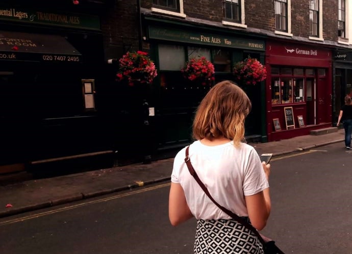 Person mit einem Handy auf den Straßen von London bei ihrem Auslandssemester mit AIFS