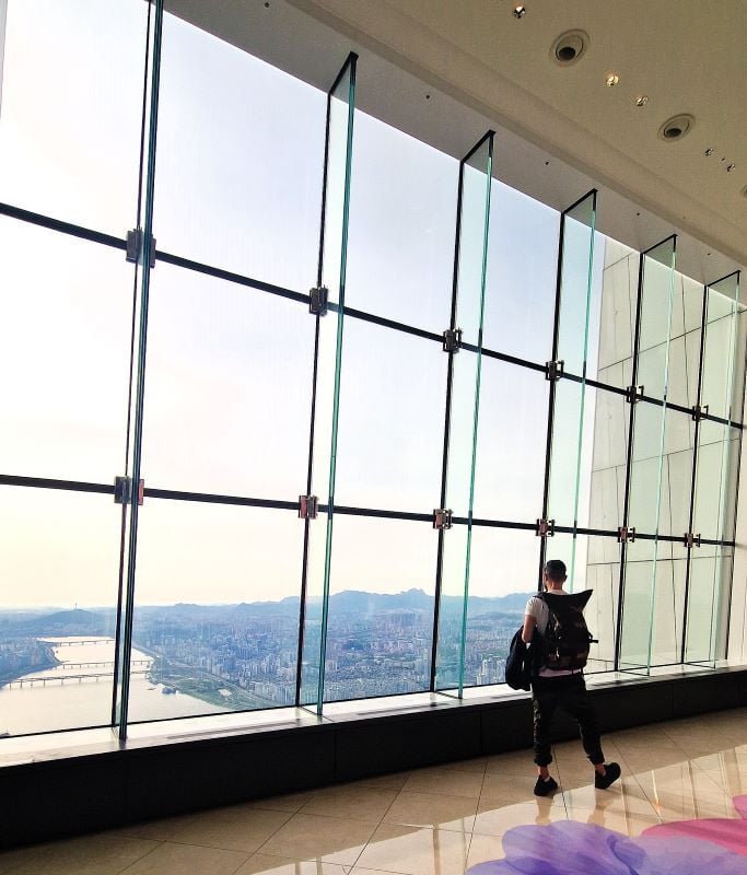 Nino mit AIFS auf dem Lotte World Tower in Seoul, Südkorea