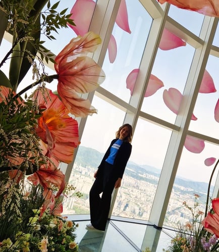 Jana von AIFS auf dem Lotte World Tower in Seoul