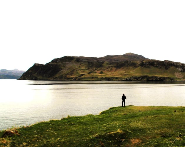 Eine Person die auf das Meer schaut in Portee, Schootland