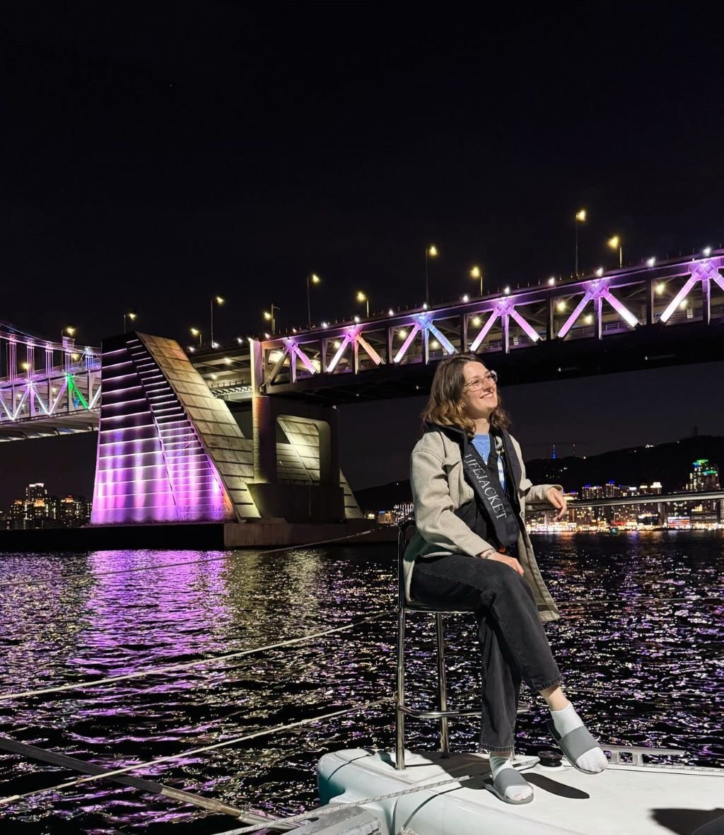 Jana bei einer Segeltour durch Busan bei der Tour in Südkorea mit AIFS