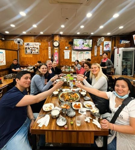 Gemeinsames Abendessen bei der Gruppenreise durch Südkorea mit AIFS