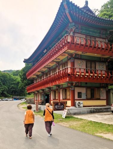 Tempelbesuch währen der Abenteuerreise in Südkorea mit AIFS