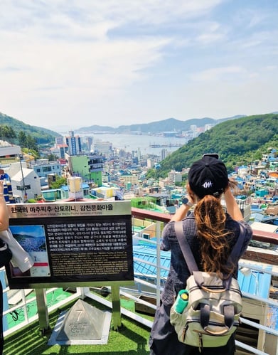 Alleinreisende in Busan beim Adventure Trip in Südkorea mit AIFS