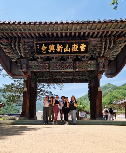 Gruppenfoto im Seoraksan National Park beim Adventure Trip mit AIFS